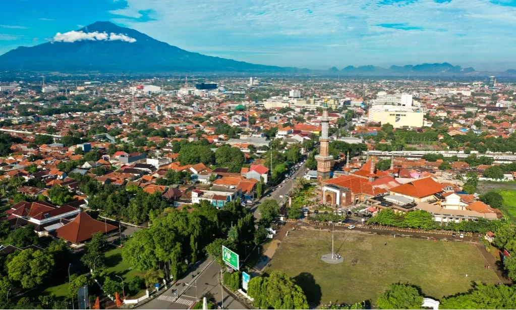 <p>Lagu &quot;Warung Pojok&quot; Akan Diputar Di Lampu Merah Kota Cirebon</p>