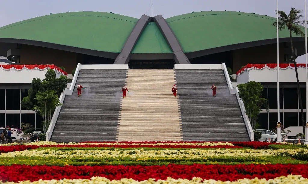 <p>DPR Minta Kemenhan-TNI Ikut Bina Ormas</p>