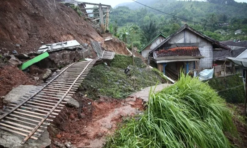 <p>Korban Tanah Bergerak Di Garut Dapat Bantuan Hingga Direlokasi</p>