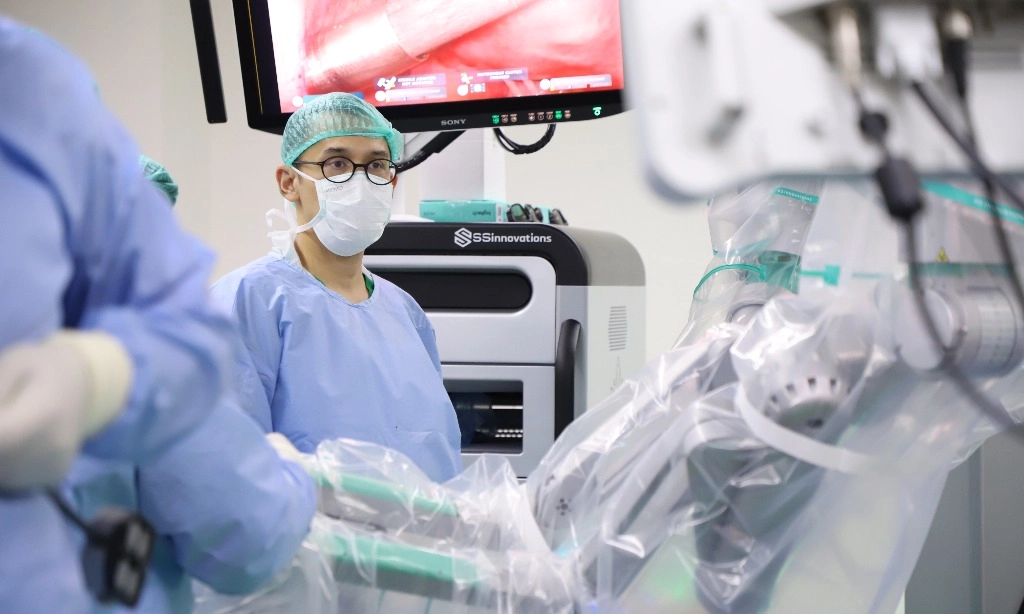 <p>BMHS Adopsi Teknologi Bedah Robotik Canggih Terbaru</p>