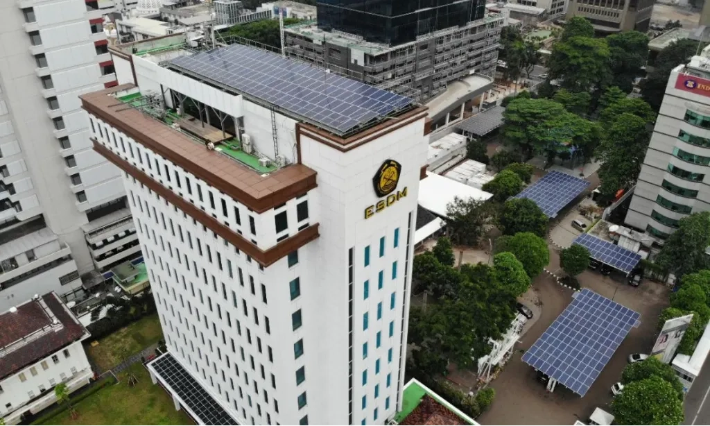 <p>Bahlil Wajibkan Gedung Pemerintah Hemat Energi</p>