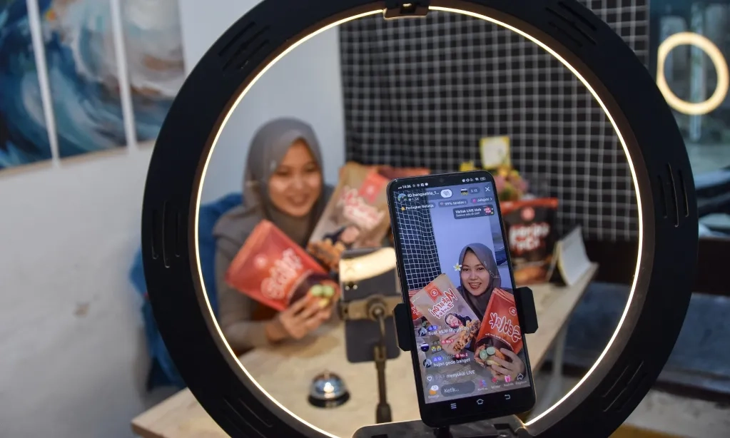 <p id="isPasted">ADB Dorong Pemerintahan Di Asia Pasifik Perkecil Kesenjangan Digital</p>