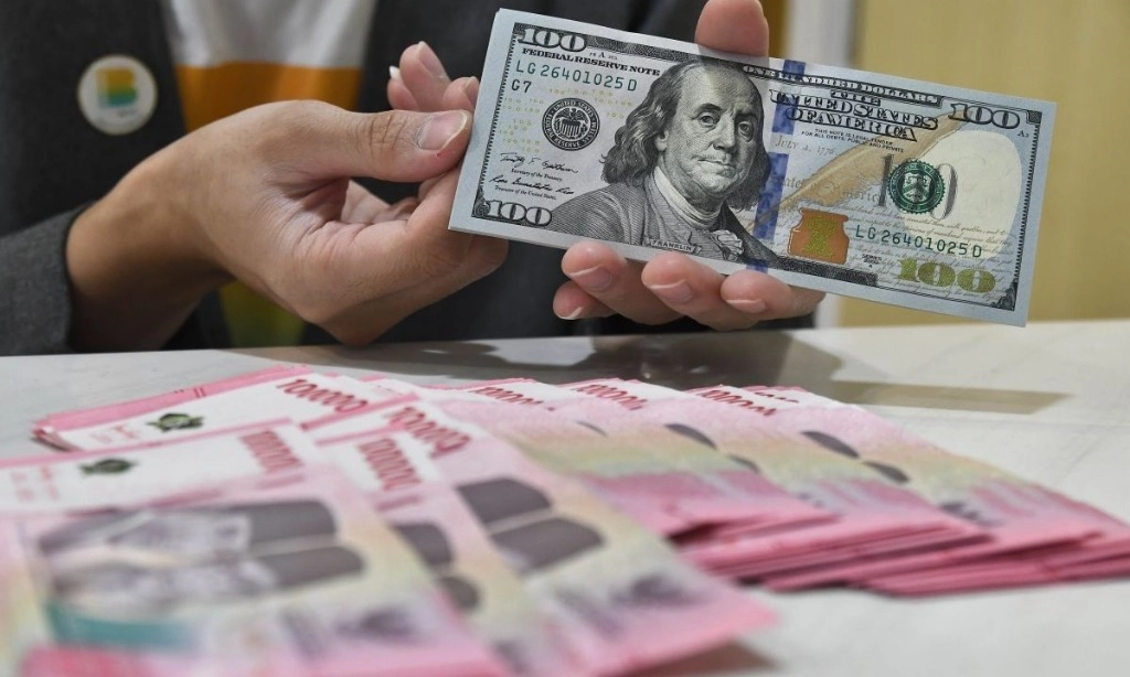 <p>Ekspektasi Pemangkasan Suku Bunga Fed Redup, Rupiah Tertekan</p>