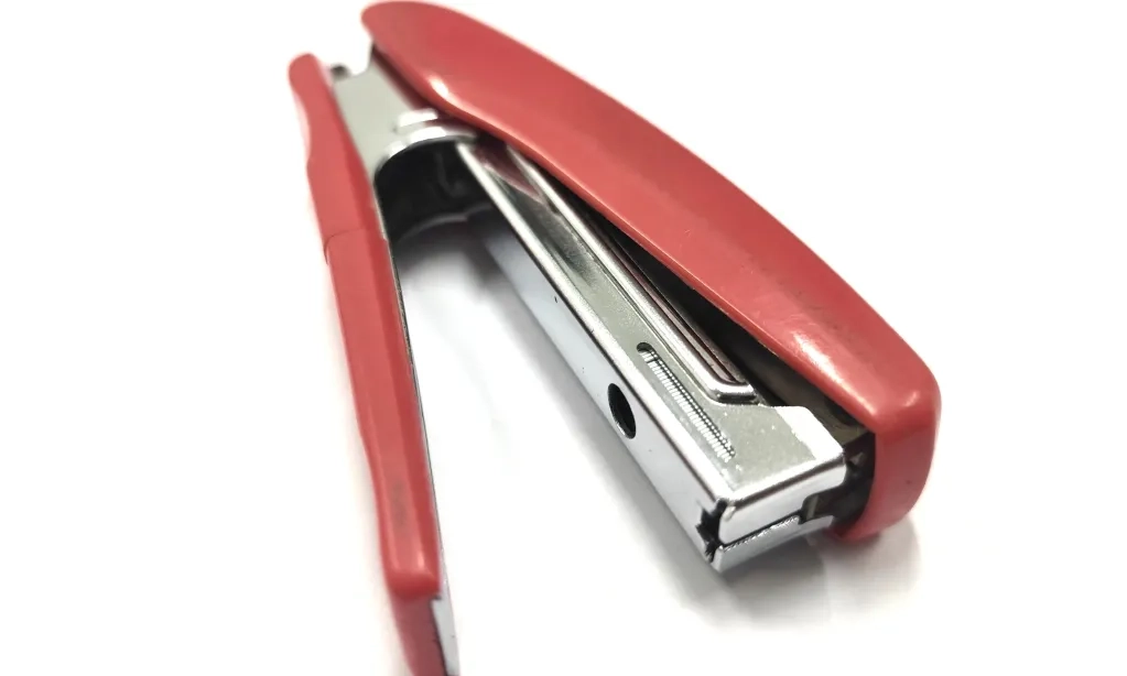 <p>Stapler: Dari Simbol Kerajaan Hingga Alat Esensial Dunia Kerja</p>