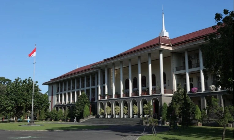 <p>UGM Siap Layani Tuntutan Rp69 Triliun Terkait Ijazah Jokowi</p>