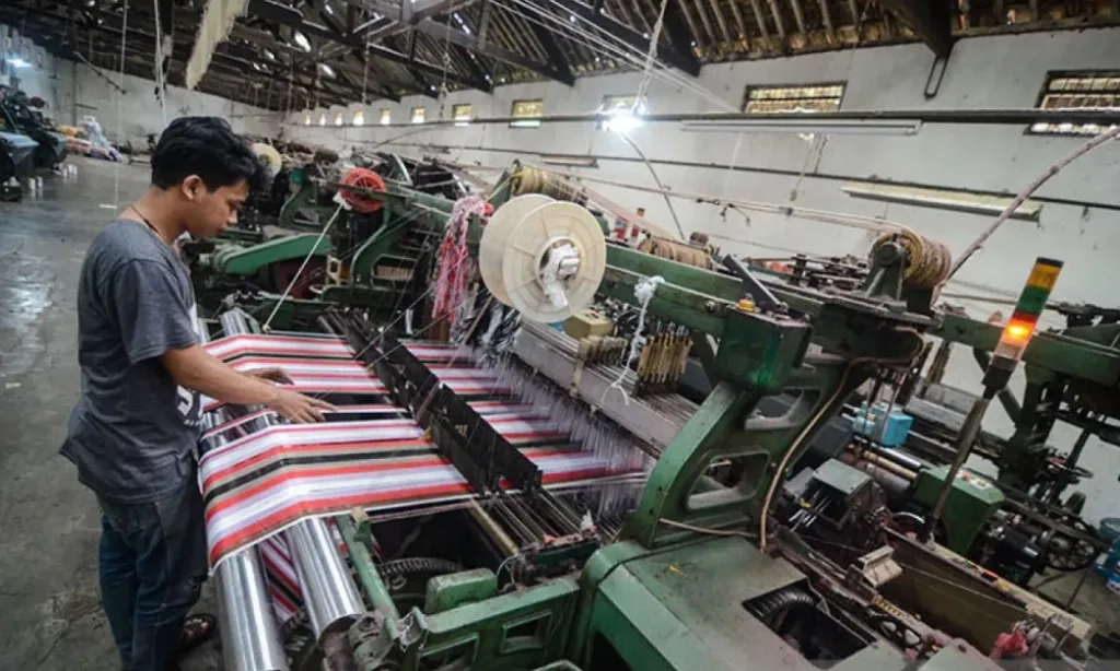 <div class="user-query-container user-query-bubble-container ng-star-inserted"><div class="query-content ng-star-inserted" id="user-query-content-10"><span class="user-query-bubble-with-background ng-star-inserted"><span class="horizontal-container"><div class="query-text gds-body-l" dir="ltr"><p class="query-text-line ng-star-inserted">Masih Minim, OJK Catat Kredit Tekstil Rp160,41 Triliun Per Maret 2025</p></div></span></span></div></div>