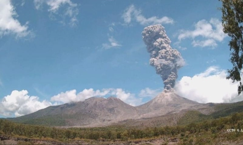 <p>Gunung Lewotobi Laki-laki Berstatus Awas</p>