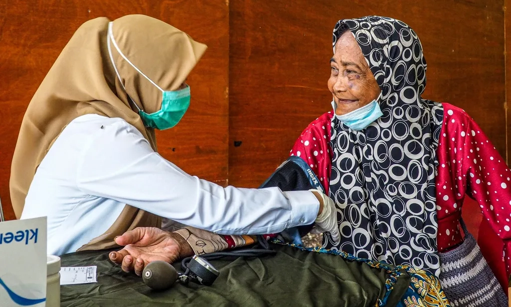 <p>Guru Besar FK Ramai-ramai Kritik Kebijakan Kesehatan Nasional</p>