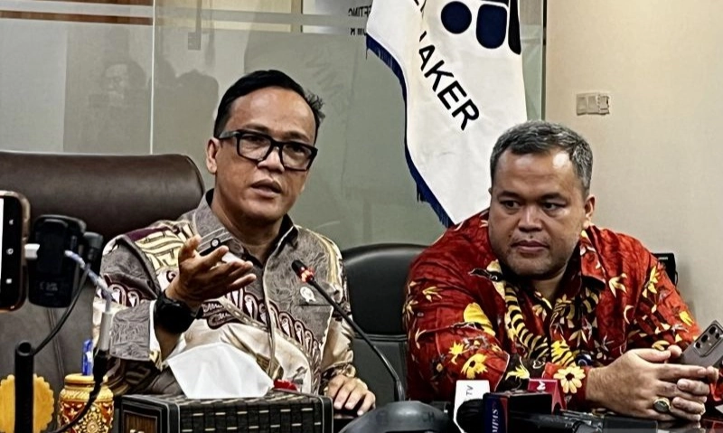 <p>Tak Ada Alasan Penangkapan Dirut! Wamenaker Minta Sritex Tetap Bayar Pesangon</p>