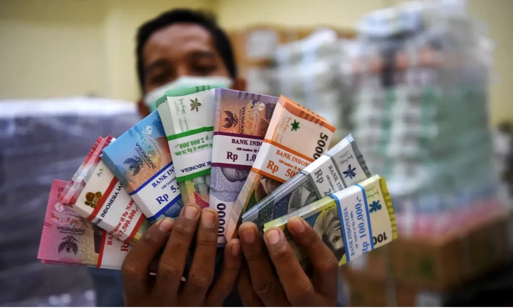 <p dir="ltr" id="isPasted">Uang Beredar Pasca Lebaran Tumbuh Melambat 5,2% Jadi Rp9.390 Triliun</p>