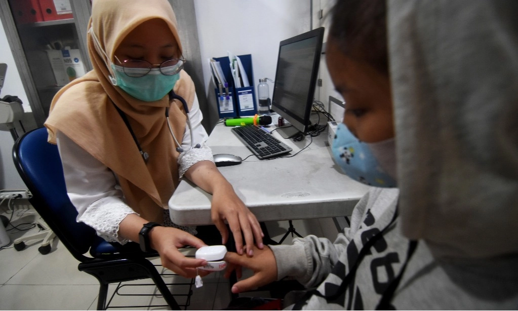 <p>Pasukan Putih Jakarta Pantau Kesehatan Anak Dan Ibu Hamil</p>