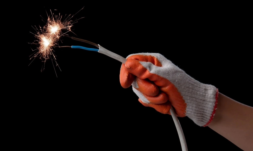 <p><span id="isPasted"><em>Grounding</em> Listrik: Pengaman Yang Bekerja Senyap</span></p>