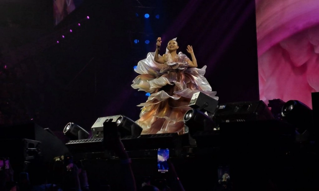 <p id="isPasted">Dari &quot;Tegar&quot; Sampai &quot;Heavy Rotation&quot;, Rossa &quot;Here I Am&quot; Hibur 12 Ribu Penonton</p>