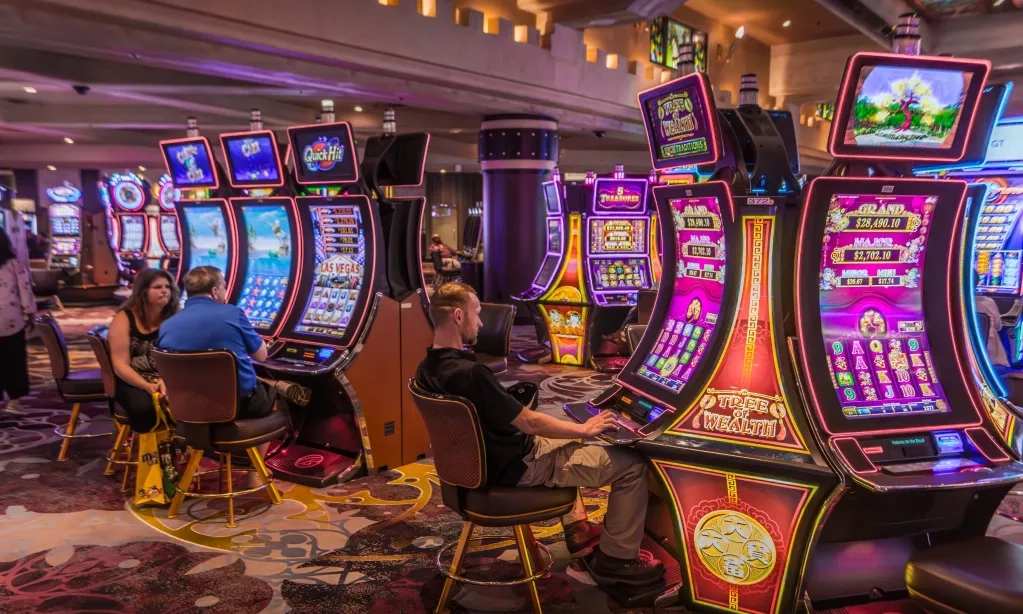 <p id="isPasted">Ekonom: Kasino di RI Bisa Dorong Pertumbuhan Ekonomi Capai 8% Di 2029</p>