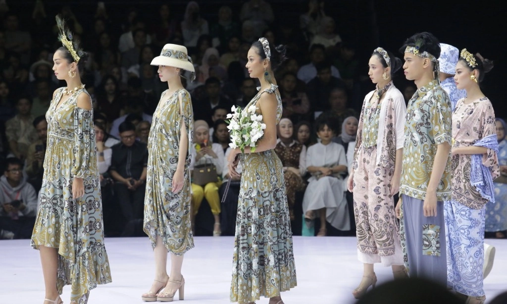 <p dir="ltr" id="isPasted">Elegansi Merak Seri &quot;Tropical Peacock&quot; Cap Bali Mempesona IFW 2025</p>