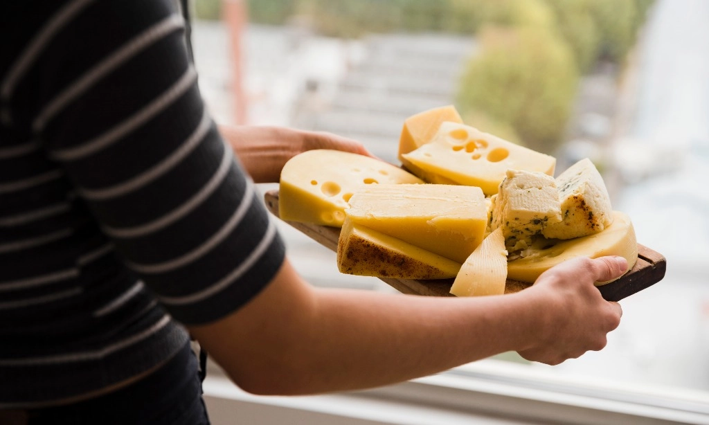 <p>Bukan Cuma Cokelat, Konsumsi Keju Juga Bisa Bangkitkan Hormon Bahagia</p>