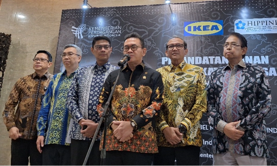 <p id="isPasted">Mendag: Kebijakan Tarif AS Bikin Surplus Neraca Dagang RI Makin Merosot</p>