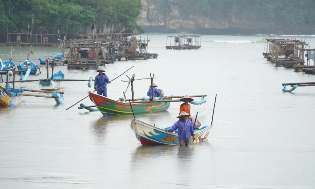 <p id="isPasted">77 Ribu Pelaku Usaha Perikanan Terima Kredit Rp1,85 T</p>