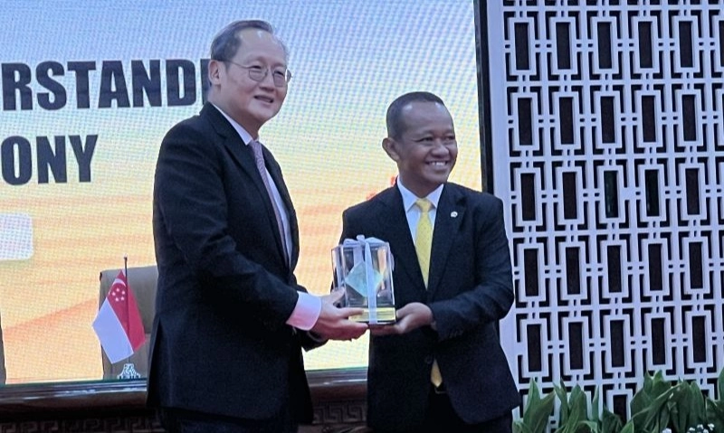 <p id="isPasted">Indonesia-Singapura Siapkan Investasi Proyek Energi Hijau Lebih Rp162,7 Triliun</p>