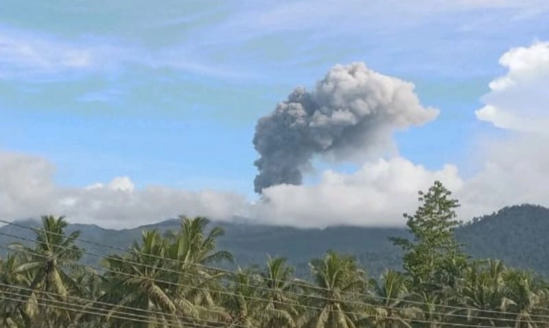 <p>Gunung Dukono Di Halmahera Utara Erupsi</p>