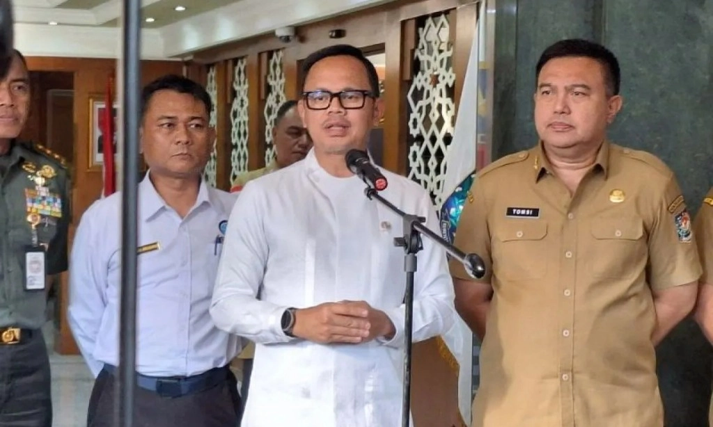 <p>Wamendagri Ingatkan Kepala Daerah Tertibkan Seragam Ormas</p>