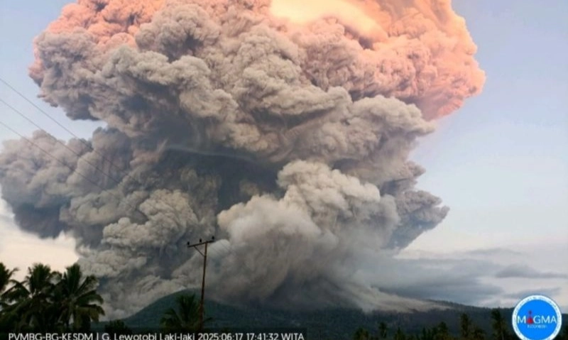 <p>Gunung Lewotobi Laki-laki Berstatus Awas</p>