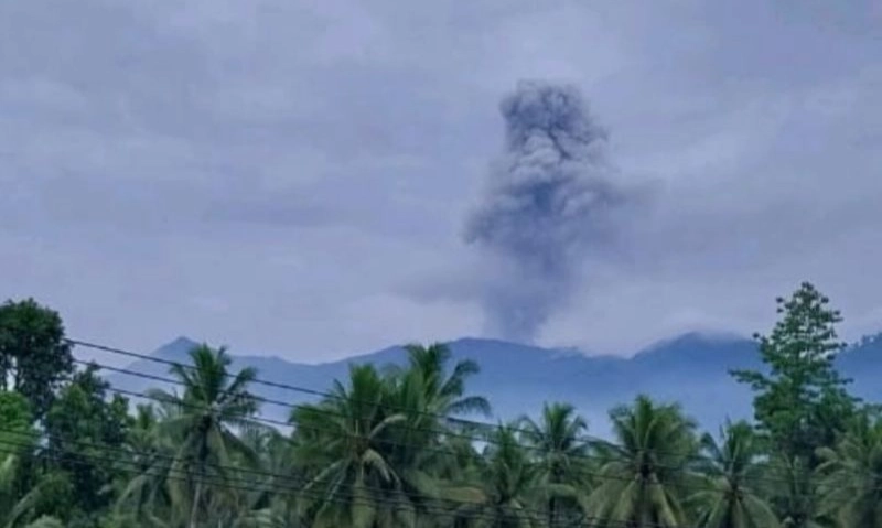 <p>Gunung Dukono Erupsi, Semburkan Abu Setinggi 1.550 Meter</p>