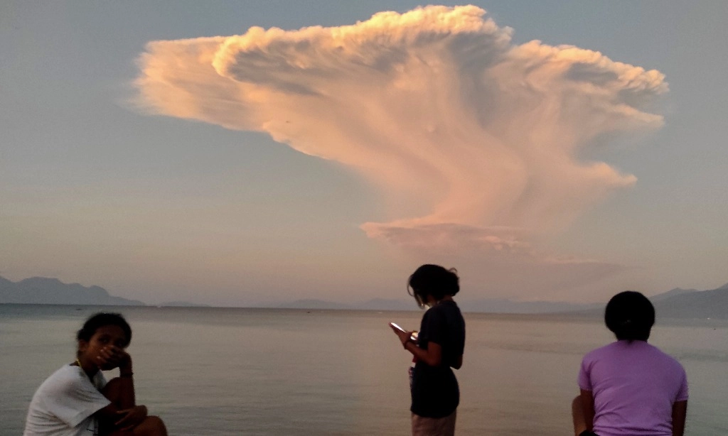 <p>Erupsi Leowotobi, BMKG Saran Warga Pakai Masker&nbsp;</p>