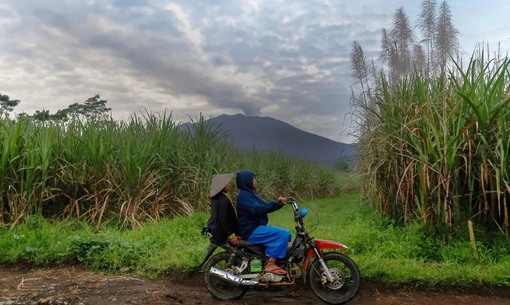 <p>Meski Aktif, Gunung Raung Tetap Status Waspada</p>