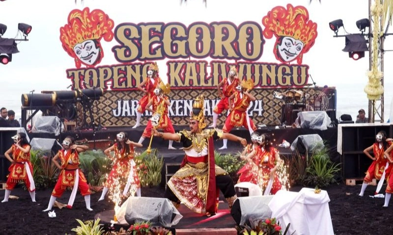 <p>Festival Segoro Topeng Kaliwungu, Dari Reggae Sampai Sendratari Kolosal<br id="isPasted"><br></p>