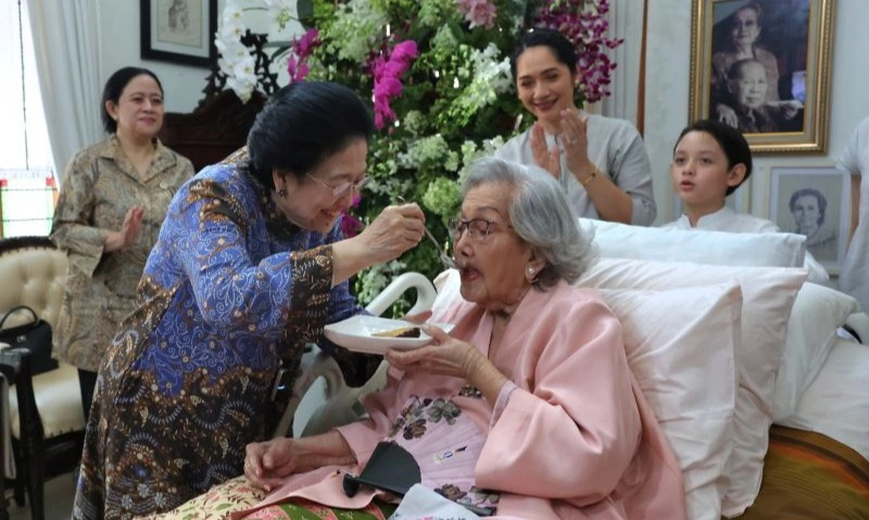 <p>Kapolri Cium Tangan Megawati, PDIP: Hormat Pada Ibu Negara</p>