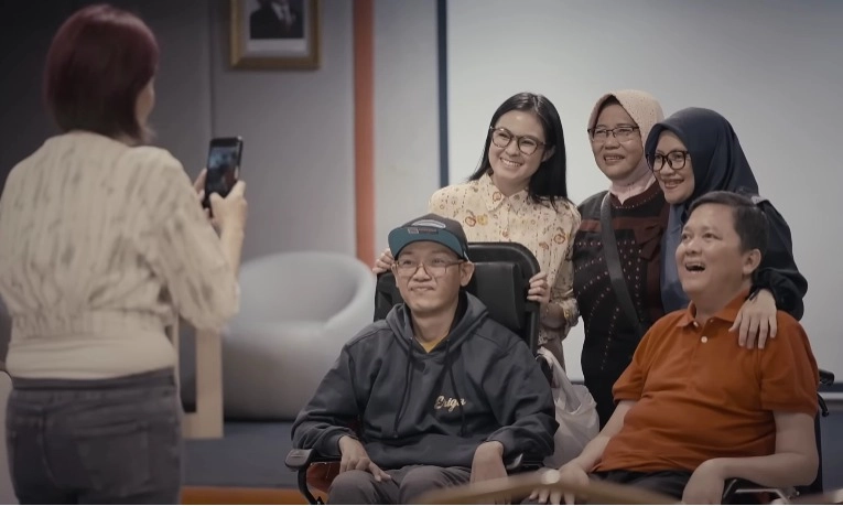 <p dir="ltr" id="isPasted"><em>Untuk Setiap Pagi Yang Masih Datang</em>, Kisah Tentang Para Pejuang ALS</p>