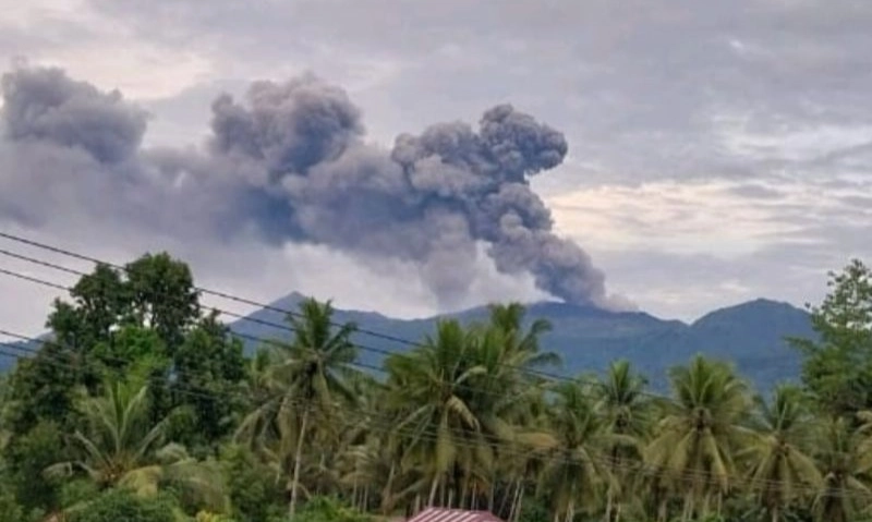 <p>Gunung Dukono Semburkan Abu Vulkanik Setinggi 1.100 Meter</p>
