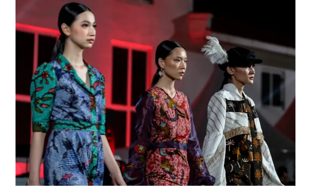 <p>Pengaruh Budaya China Dalam Motif Dan Warna Wastra Nusantara</p>