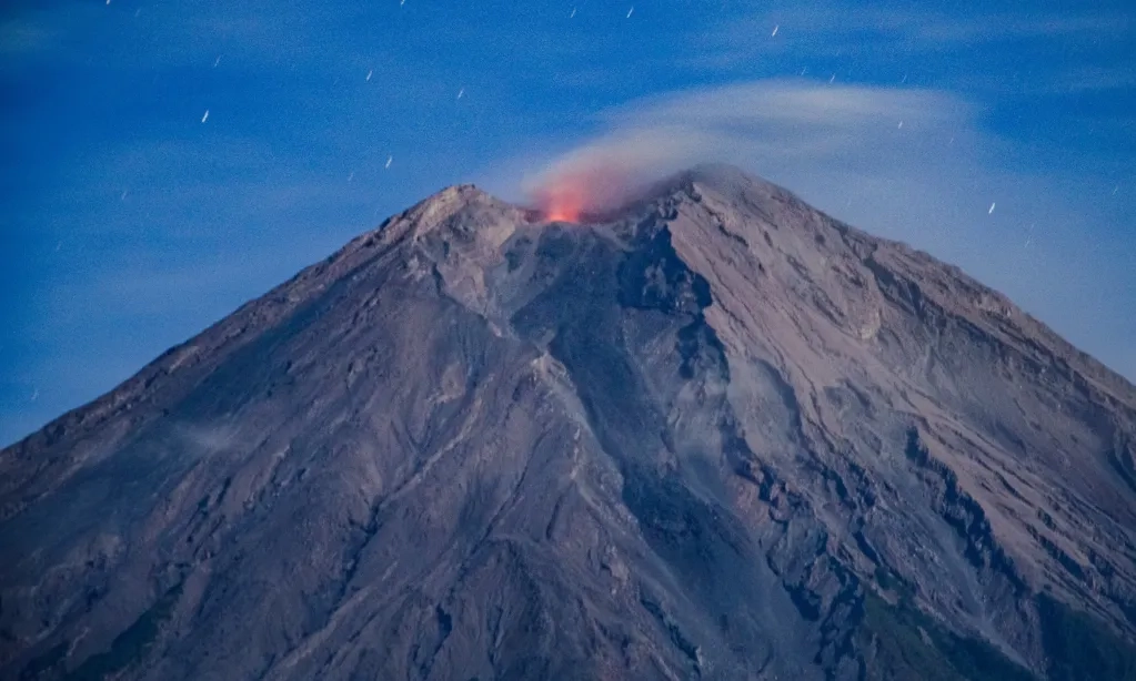 <p>Getaran Gunung Semeru Terasa 5 Jam</p>