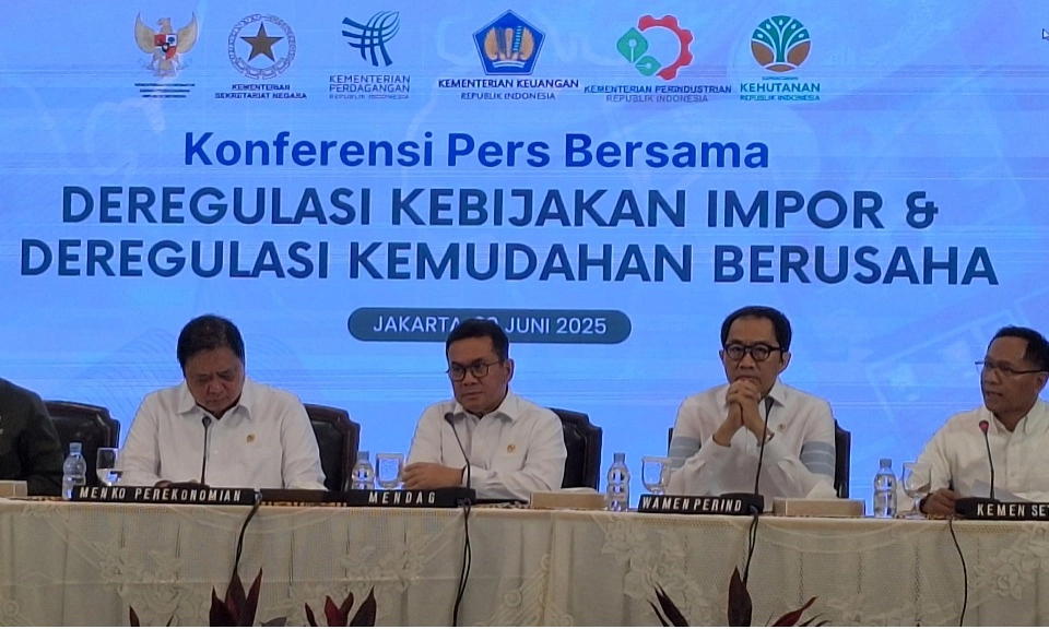 <p>Pemerintah Permudah Impor 10 Komoditas Ini, Ada <em>Food Tray</em> MBG</p>