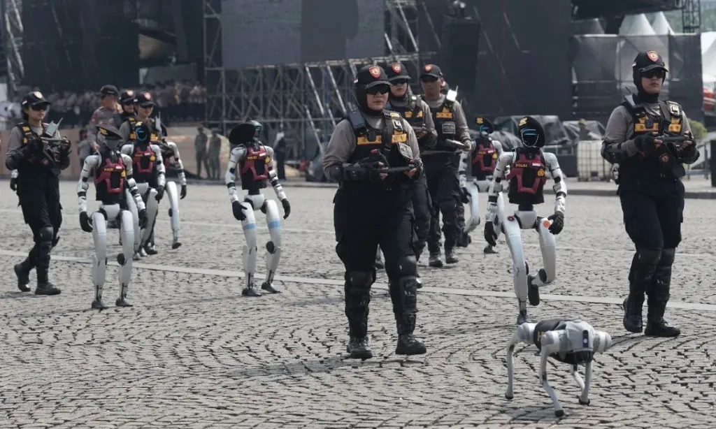 <p id="isPasted">Polri Jelaskan Alasan Hadirkan Robot Polisi Di Monas</p>