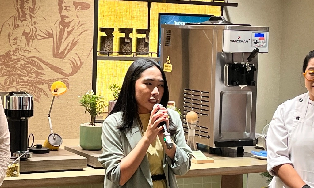 <p dir="ltr" id="isPasted">Santai Menikmati Nuansa Retro 90-an Di Instalasi Coffe Cart Nespresso</p>