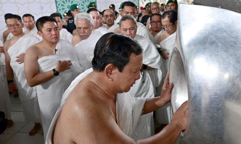 <p>Melawat ke Arab Saudi, Prabowo Melaksanakan Ibadah Umrah</p>