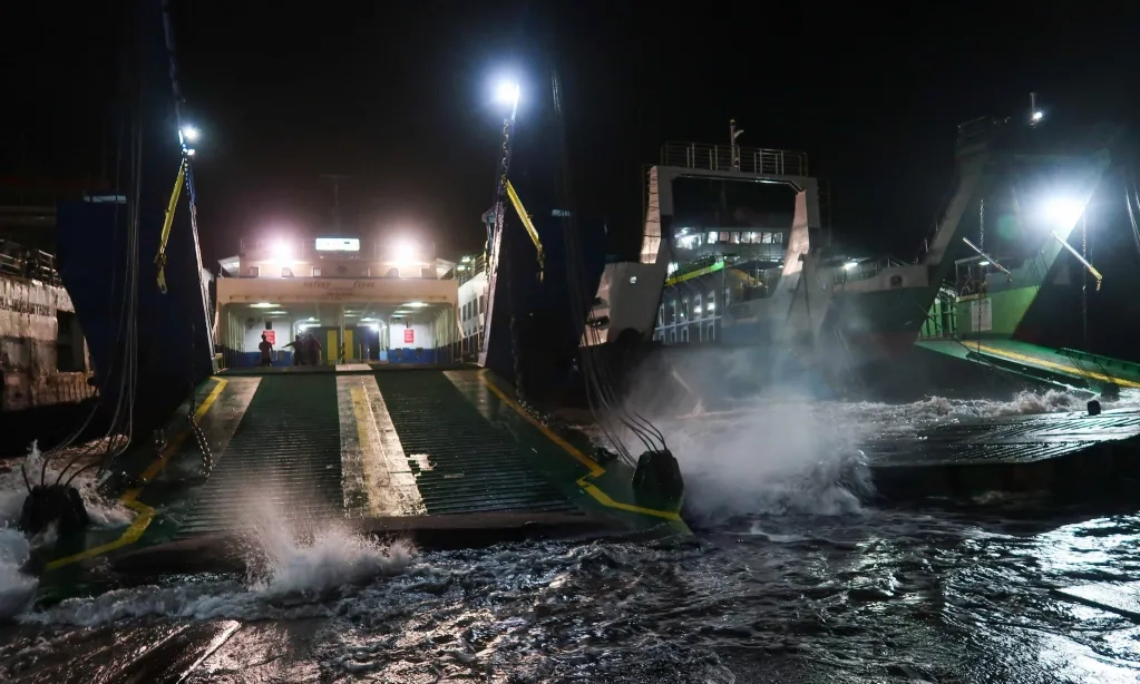 <p>Kapal Feri Tunu Pratama Jaya Tenggelam Di Selat Bali</p>