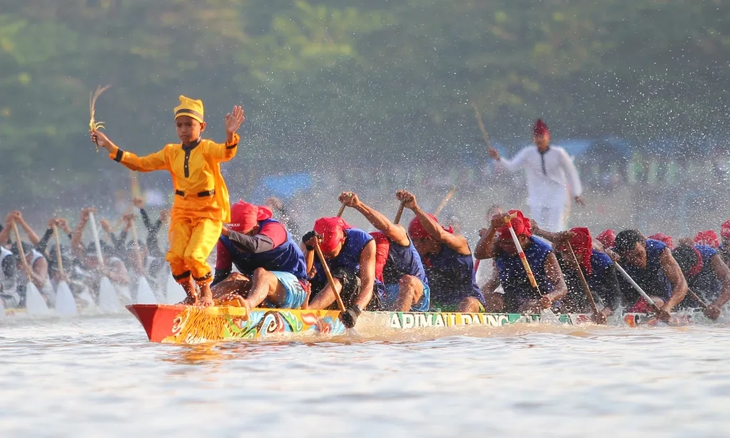 <p>&quot;Aura Farming&quot;, Ketika Aura Bocah Pacu Jalur Riau Memesona Seluruh Dunia</p>