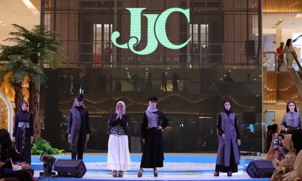 <p>Melestarikan Eksistensi Tenun Jepara Ala JJC Rumah Jahit</p>