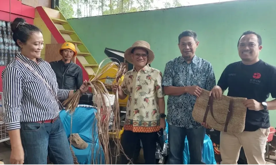 <p>UMKM Di Garut Olah Limbah Gadebog Pisang Jadi Aksesoris</p>