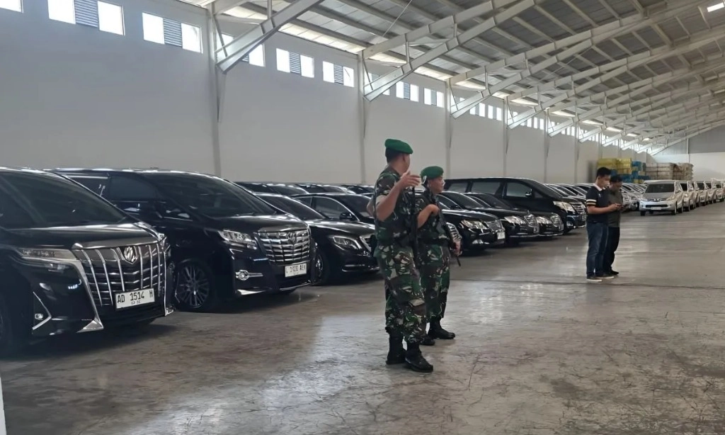 <p>Kejagung Sita Puluhan Mobil Dari Sritex</p>