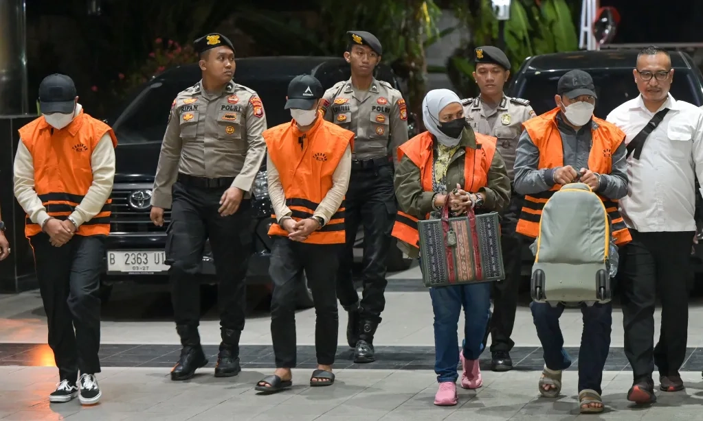 <p>KPK Saran KUHAP Larang Tahanan Pakai Penutup Wajah</p>