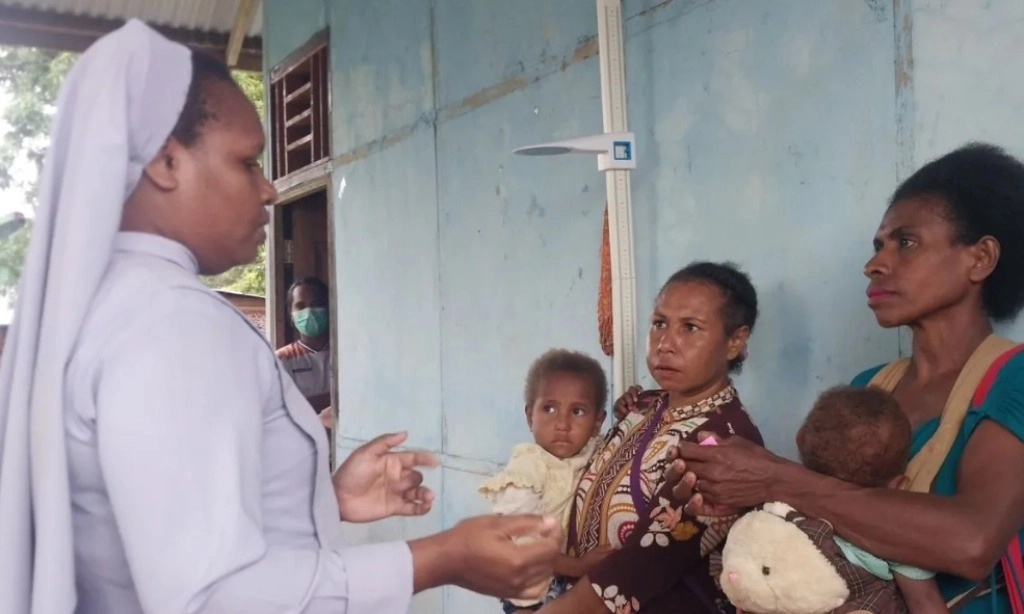 <p>Nakes Papua Tempuh 50 Km Untuk CKG</p>