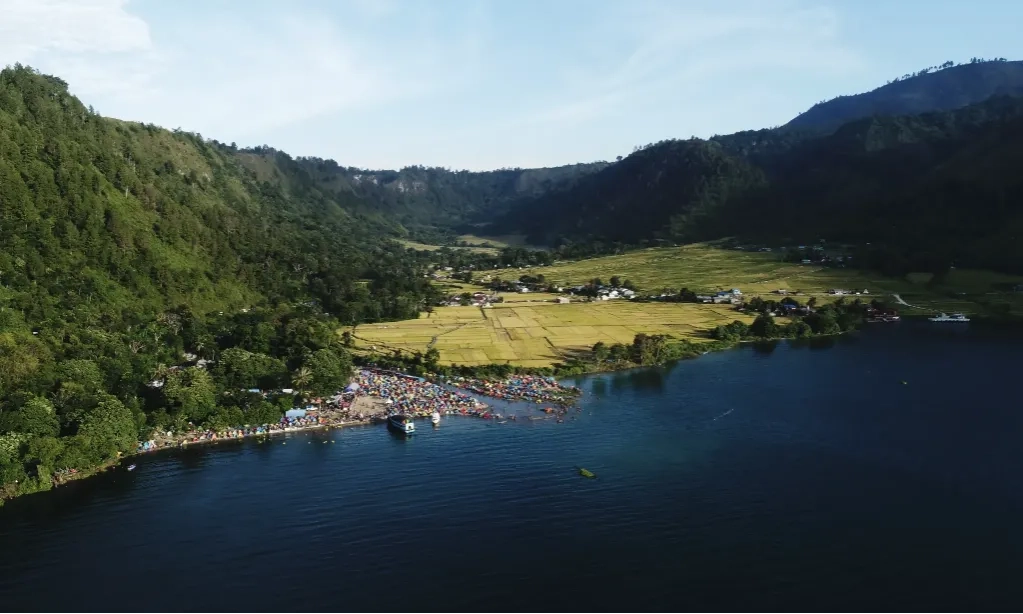 <p>Menanti Kembalinya <em>Green Card</em> Geopark Kaldera Toba</p>