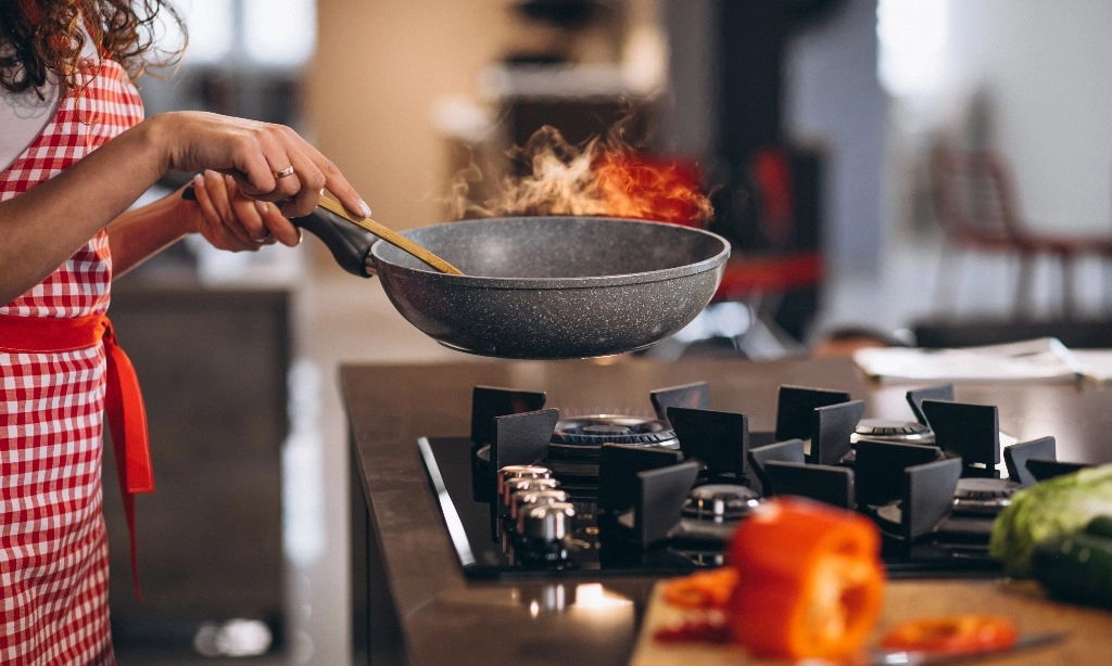 <p>Asap Minyak Goreng Tingkatkan Risiko Kanker Pada Perempuan</p>