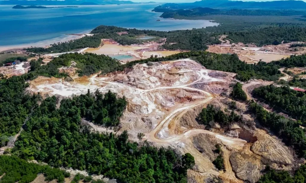 <p>Penambangan Pasir Di Pulau Citlim Dihentikan Sementara</p>