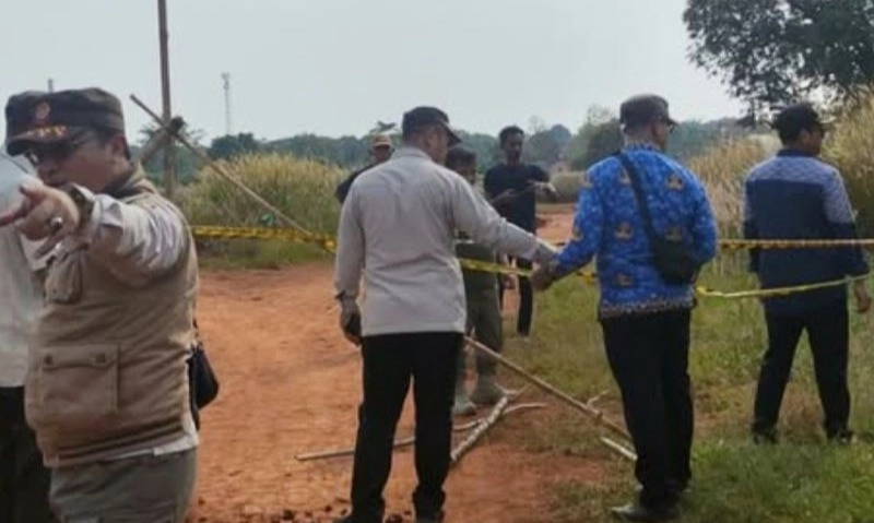 <p>Satpol PP Karawang Segel Pertambangan Ilegal</p>